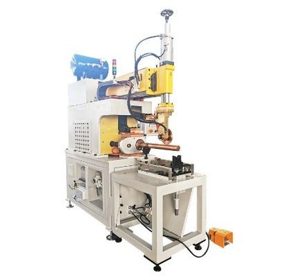 O PLC controla a máquina de soldadura de costura, com uma faixa de tamanho de 300-900 milímetros e uma capacidade nominal de 50 KVA.