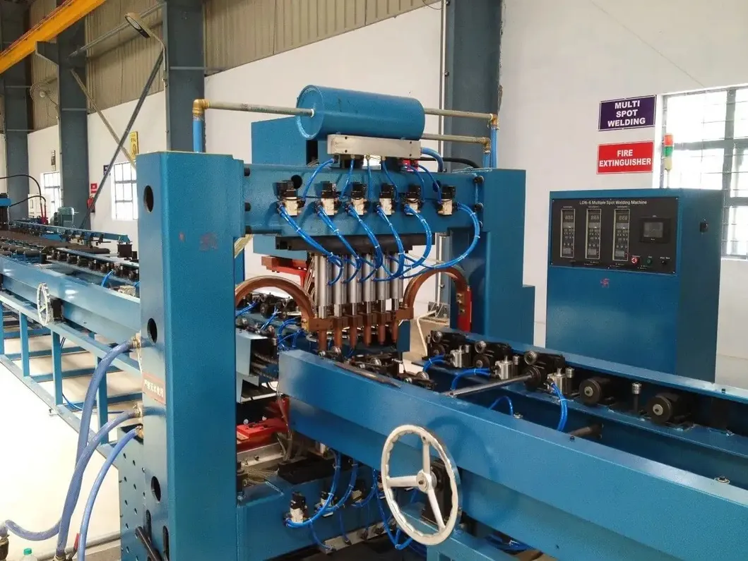 Linha de Produção de Soldagem Automática de Aletas de Radiador Imersas em Óleo para Transformadores de Potência com Distribuição de Paredes de Aletas Corrugadas de Resfriamento 4
